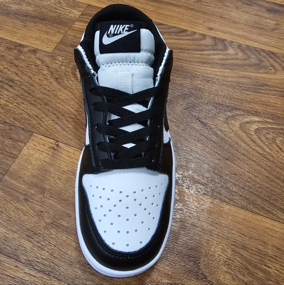 Nike Panda Dunks - Picture 3 of 10